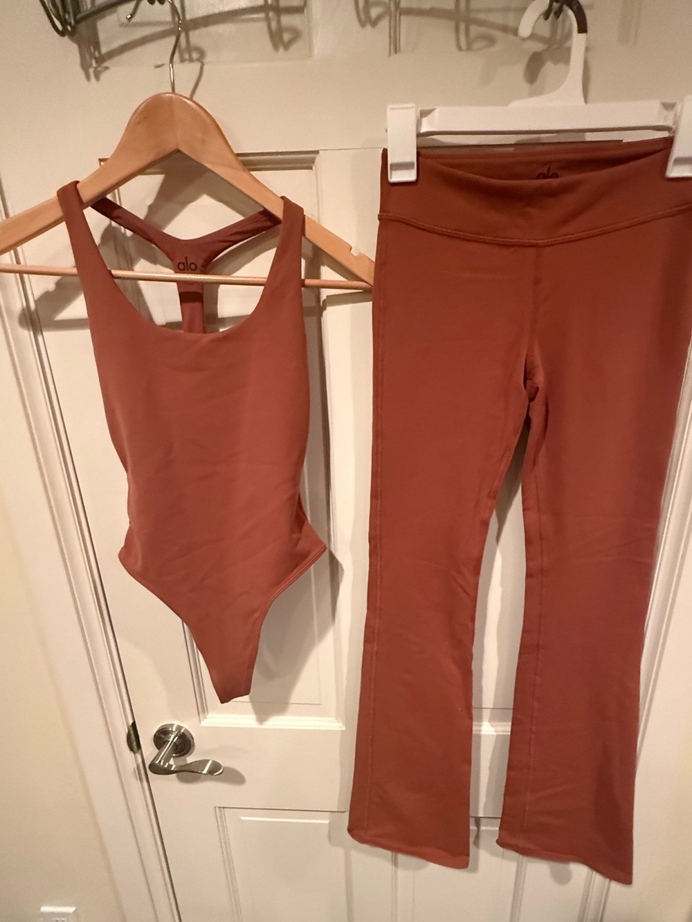 ALO Yoga Set Sleek Back Bodysuit & Airbrush Low Rise Pants Rust XXS